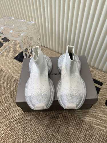 Balenciaga 巴黎世家3Xl镶钻袜子鞋复古休闲运动鞋 推出探索时尚界对于原创与挪用的概念、以全新系列致敬传承与经典，以标志性 Balenciaga 廓形