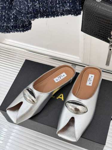 厂价 ALAIA 阿莱娅新品鱼嘴金属扣拖鞋夏天到了 也到了穿凉鞋的季节这款凉鞋真的是上脚一眼惊艳涂个指甲油 上脚给人温柔又性感蜈蚣精们必备时髦单品！面料采用进口