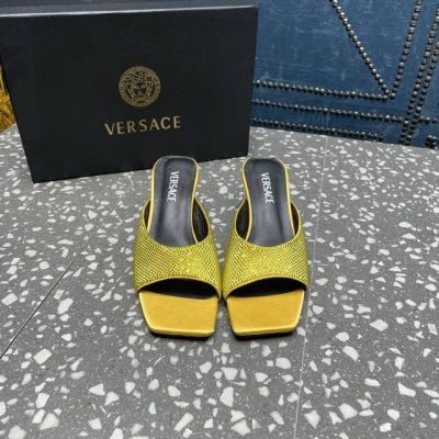 Versace范思哲 专柜新款，金属三角跟系列鞋面：真丝+钻内里垫脚：羊皮跟高：5.5cm鞋底：真皮大底码数：35-42码 42定制不退换 ⑥价格：