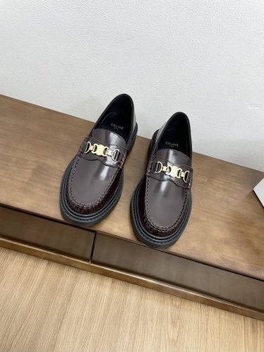 顶级版本2024新款 Celine 赛琳经典英伦复古学院风乐福鞋 极简主义风格 很精致的一款小皮鞋，超级修饰腿型 最重要的是百搭好看。春秋搭配裙子裤子或者小西装