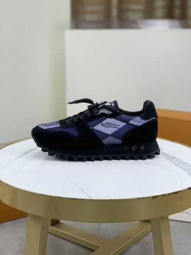 工厂价 顶级品质 LV 路易威登 欧洲专柜同步原单货！世界顶级品牌奢华品质 全球限量款 。休闲时尚 上脚高档次 给你低调奢华的舒适体验。鞋面采用纯意大利进口印花