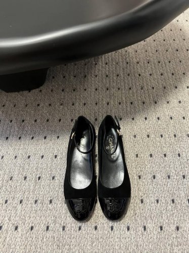顶级版本 chane* 小香单鞋 24ss 早秋系列火爆上新 这一季香家小爆款！真的一眼爱了，经典拼色完美搭配！ 真的超级有个性，是这款鞋子最大的亮点，醒目而不