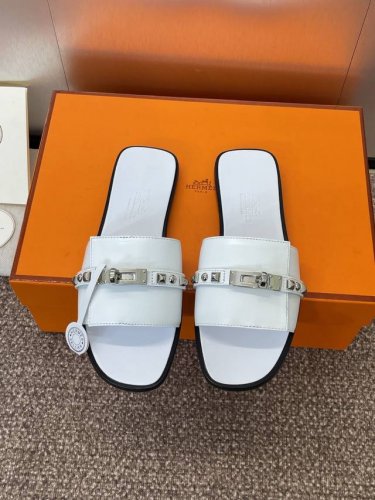 工厂p价p 爱马仕 Hermes 2025春夏经典款 Giulia 朋克风铆钉拼色女鞋 H家 平底Kelly五金扣圆头露趾凉拖鞋 材质：进口羊猄皮 小牛皮+水染