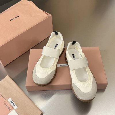 P310 Miumiu 缪缪2025春夏新款芭蕾舞平底鞋火火来袭上脚舒适度拉满 好看好穿又轻便 随意搭配 筒约又高级，大胆前卫的设计，Miu Miu风格融于此款