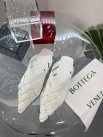 Bv蜡白色 Alfie便鞋细节单品 高版本 小方头 Bv每年的夏季凉鞋都好美啊 将经典的编织运用在鞋履上知性优雅干练 满满的高级感小方头设计美美哒～～ 面料选用