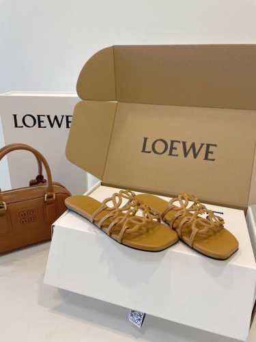 Loewe 罗意威 火爆整个夏季众多网红必备懒人鞋 精美复刻，时尚魅力，大秀造型，最新工艺品，匹配意大利进口真皮大底 尺码 Size 35-40 原盒包装配件&