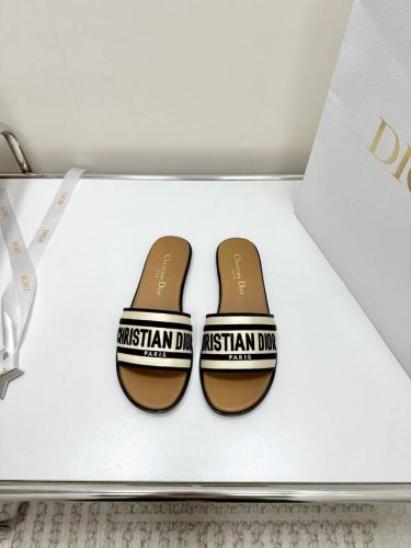 Dior 迪奥2024年新新款 电绣凉拖鞋 椰草编织凉鞋 真皮底 跟高:平底 3.5Cm 正码:35-41