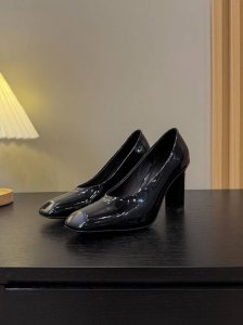 出厂价 25年新款上市走秀明星新品时尚潮流 PRADA 普拉达 方头高跟方跟粗跟凉鞋后空单鞋。能够完美的修饰脚型，让你的双脚看起来又纤细又修长，自带一种优雅和锐