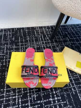 代购级 24ss最新Fendi芬迪系列 电绣 拖鞋每年必备FF拖今年还加了新的系列，美到无法言喻 绝好的穿着舒适感可是经典必备，各种风格搭配都Hold的住！面料 - 点击图像关闭
