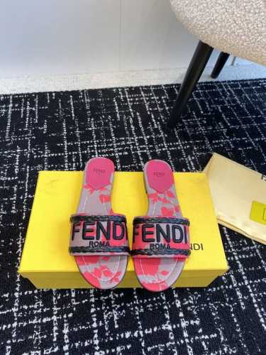 代购级 24ss最新Fendi芬迪系列 电绣 拖鞋每年必备FF拖今年还加了新的系列，美到无法言喻 绝好的穿着舒适感可是经典必备，各种风格搭配都Hold的住！面料