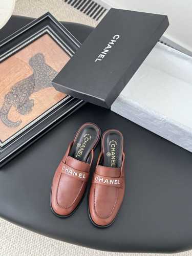chanel 25C新款乐福鞋 这一季的乐福鞋很中规中矩 复古帅气还随性黑金两个颜色 都值得入 搭配完全无负担 鞋面牛皮 内里羊皮 真皮大底 Size:35-3