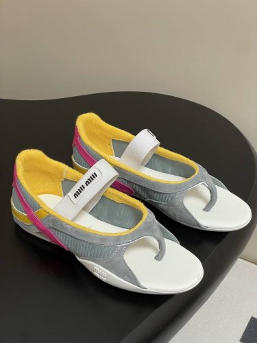 Miu Miu 25Ss 缪缪春夏新款 走秀款玛丽珍鞋 休闲夹脚芭蕾平底鞋 秀场工艺来自Miu Miu系列的细节特写 新季的潮流要素一 这款轻盈的芭蕾平底鞋是秀