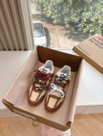 390现货供应 所见即所得G027代购级别独家首发Miumiu缪缪小白鞋脏脏鞋饼干底2025春夏新款英伦风系带乐福鞋Miumiu秀场适当独一无二的擦色工艺工艺来