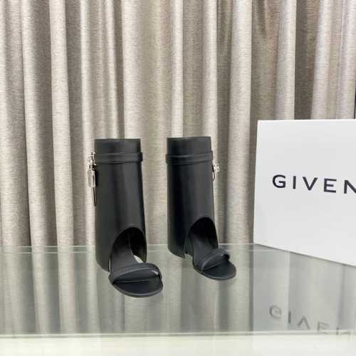 顶级版本 定做款 givenchy纪梵希新款时尚漏趾凉短靴亮泽皮革靴 原版1:1开发 腿部饰有皮革束带 内侧配有皮革拉链头 搭配金属扣 侧面饰有银色和金色饰面不