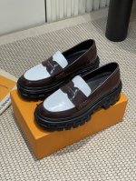 25Ss春季新款Loui* Vuitee*Lv Record乐福鞋厚底系带单鞋 本款 Lv Record 乐福鞋以镜面牛皮革呈现撞色设计，搭配压印路易威登标识的