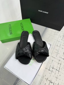 bottega Venetabv Blink系列纽结编织饰带平底拖鞋！Ins、小红书巨多网红明星上身！真的太美了高级穿着又仙女，简约时髦又有设计感而且非常非常好