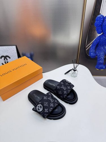 橙子出厂价p louis Vuitton 路易威登 Lv新配色 休闲魔术贴拖鞋 平底凉拖 情侣款 专柜同步更新 鞋面采用独一无二的驴家独特面料 面料轻盈透气 超