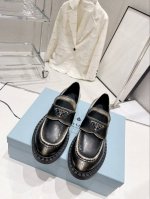 380Prada 普拉达25新春款 复古做旧三角扣厚底乐福鞋 原版复刻 版型超正 超经典百搭小皮鞋 超级耐看 耐穿 不过时 瘦腿神器 简约大气 材质：牛皮 内里