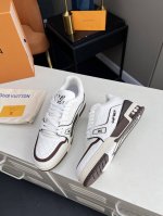 LV Trainer Tyler低帮板鞋是男女款牛油果色。 鞋身采用了老花LOGO和LV字母的设计， 展现出时尚大气的外观。 鞋底采用耐磨材质，确保舒适性和耐用