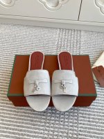 平底 粗跟 代购级 Loro piana Summer Charms Ser LP女士凉鞋拖鞋产品详情：这款绒面羊皮革凉鞋搭配饰有Loro Piana My C