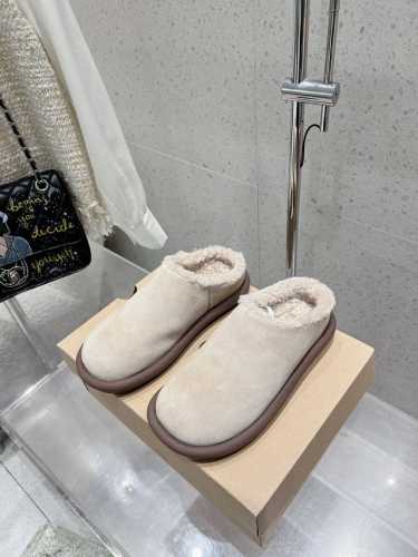 UGG 新款明星同款拼色厚底毛毛拖鞋 半拖 短靴 雪地靴 内里羊毛一体 保暖性能卓越 耐磨橡胶底 鞋子抓地力更好 拥有这一双UGG 让小脚丫在寒冷冬日始终温暖舒