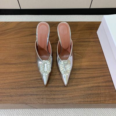Amina Muaddi 钻扣尖头半拖 简约气质款 鞋面漆皮 真丝 羊皮垫脚 注塑真皮大底 跟高10Cm 码数 35-42 40 41 42定制不退换