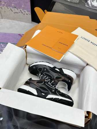 工厂p价p lv路易威登25Ss新款Olympia lv Olympia的运动流线型设计灵感来自 精致的鞋面由多种技术材料制成 包括网眼和金属合成皮革其特点是许 - 点击图像关闭