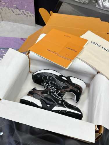 工厂p价p lv路易威登25Ss新款Olympia lv Olympia的运动流线型设计灵感来自 精致的鞋面由多种技术材料制成 包括网眼和金属合成皮革其特点是许