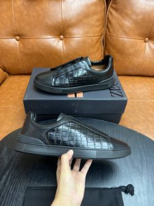 商品商标：杰尼* 杰尼亚* 低帮休闲鞋 正码码数: 38-44 可订做45 商品材料：鞋面进口石头纹牛皮，牛皮内里，牛皮垫脚，原版大底。