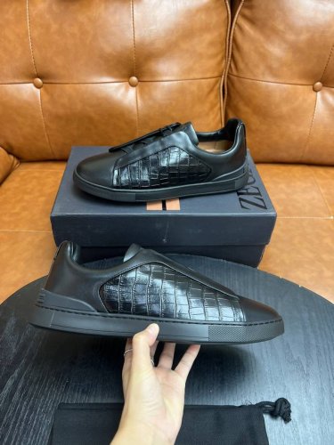 商品商标：杰尼* 杰尼亚* 低帮休闲鞋 正码码数: 38-44 可订做45 商品材料：鞋面进口石头纹牛皮，牛皮内里，牛皮垫脚，原版大底。