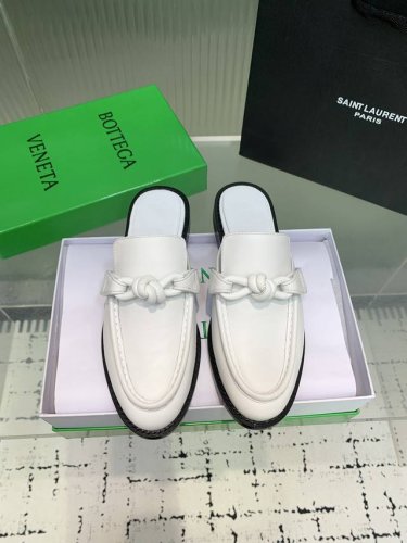 Bottega Venetabv结绳配饰乐福拖鞋 上脚轻松又时髦 穿上它 百搭又时髦 轻松穿出高级感 每一步都走出你的时尚新节奏 鞋面材质选用同原版的小牛皮材质