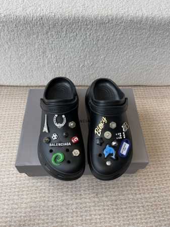 巴黎世家Balenciaga 春夏最新情侣款洞洞鞋，25春季新款黑马单品,海内外时尚博主纷纷上脚大秀，火遍海内外社交平台，时尚达人必入款，各种巴家元素五金扣Di - 点击图像关闭