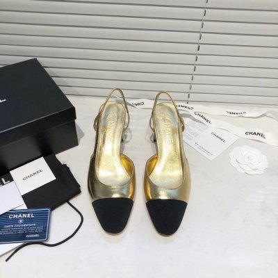 Chane+L 经典slingback 小香后空凉鞋 就像coco香奈儿女士说的：流行稍纵即逝，但风格永存！四这双后空鞋就是香家经典中的经典！双色搭配，简约精致