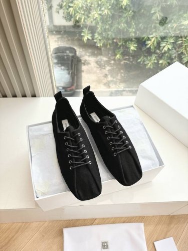 totemeg213S 代购级别夹脚人字拖鞋一脚蹬懒人鞋瑞典小众 Toteme,22 年新款北欧极简风格，复古小方头，里外全皮，柔软，看似简单的鞋子，实际耗料又