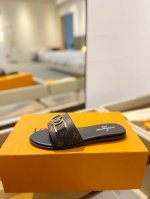 价格p： Louis Vuitton 路易威登 本款 Lv Isola 平底凉拖采用柔软牛皮革，令宽幅鞋面呈现 Lv Circle 标识，追寻跨越时间的经典格调
