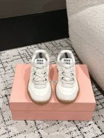 Miu Miu繆繆 25 Prelude 系列 Tyre 阿甘 休闲 运动鞋 Tyre运动鞋灵感来源于汽车轮胎的设计。橡胶材质的外底加上流线型设计，结合了优雅和