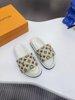 橙子出厂价p louis Vuitton 路易威登 Lv新款 魔术贴平底拖鞋 休闲凉拖 情侣款 专柜同步更新 鞋面采用独一无二的驴家独特面料 面料轻盈透气 超轻