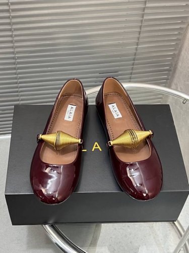 出厂 Alaia 走秀款新款平底芭蕾鞋平底单鞋！ 甜酷芭蕾风，人气超高的一款芭蕾鞋，浪漫又迷人舒适百搭。 原版订制牛漆皮、羊皮内里，私模橡胶防滑大底， 码数：3