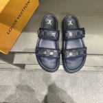 码数38-46 L.V 驴家高端男士夏季拖鞋， 经典老花系列，一字带宽松设计，别致的色彩拼接效果，个性鲜明，时尚潮流穿搭必备款式，轻盈舒适。轻质韧性橡胶内底，微
