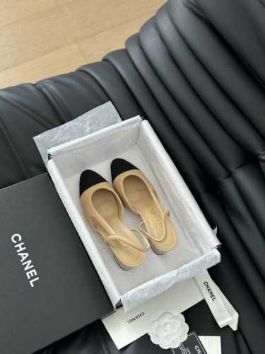 Chanel 经典Slingback后空凉鞋 前几年一直在做这个款 今年我们还是重新购版，再次精细Copy。 发现新版面的鞋面线条和形体舒适度都做了微调！ 这个