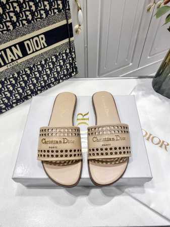 橙子出厂价p dior 迪奥春夏新款 镂空平底拖鞋 一字拖 休闲凉拖 这款D-Lane凉拖彰显经典风格 黑色牛皮革鞋面 展示镂空藤格纹图案 饰以金色饰面金属Ch - 点击图像关闭
