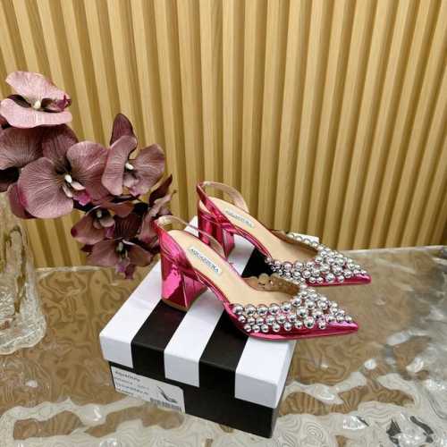 菠萝牌Aquazzura2024新款凉鞋 代购品质！！！这双尖头粗高跟手工订珠装饰走秀凉鞋，简直是艺术品般的存在！尖头的造型，勾勒出迷人的线条，尽显女性魅力。粗