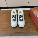 Loro Piana 情侣款休闲运动毛鞋。简约时尚，上脚非常舒适。 鞋面牛反绒拼布，羊毛里。定制橡胶底。 码数：女35-43 35、41、42、43定制不退换