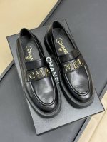 橙子出厂价 CHANEL 香奈儿 字母乐福鞋 一脚蹬乐福鞋 厚底单鞋 搭配鸳鸯字母饰扣，超好看呀 油蜡牛皮材质，质感很好 鞋底发泡材质，非常轻，而且增高效果好！