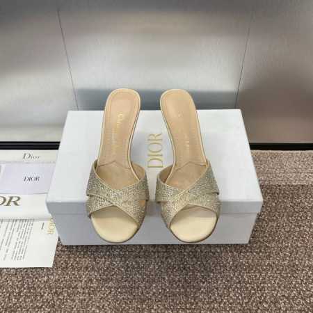 工厂价：真丝 烫钻 Dior 迪奥 2024春夏走秀新款tribales高跟鱼嘴露趾女鞋 Cd明星同款时尚真丝烫钻交带珍珠跟字母logo五金扣凉拖鞋 市面顶级高 - 点击图像关闭