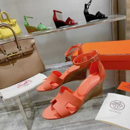 坡跟系列』 手掌纹出厂价 将经典延续 Hermès 坡跟凉鞋新配色 爱马仕的坡跟凉鞋是我见过最简约最耐看最有气质的！！！任何风格都能hold住，7cm高度轻松驾 - 点击图像关闭