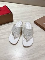 顶级版 原版盒 Christian Louboutin 2025S原版做货重工Cl真皮粗跟夹脚拖鞋 材质：头层高光小牛漆皮 内里：粒面珠光羊皮里 大底：原版进口