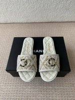 Chanel 小香 25Ss 春夏新品度假 羊皮 懒人拖 小香的一款全新设计 鞋面搭配双C五金装饰 简约百搭上脚超级美的 怎么看都超美 鞋面 采用进口羊皮 内里