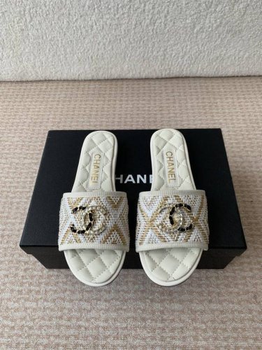 Chanel 小香 25Ss 春夏新品度假 羊皮 懒人拖 小香的一款全新设计 鞋面搭配双C五金装饰 简约百搭上脚超级美的 怎么看都超美 鞋面 采用进口羊皮 内里