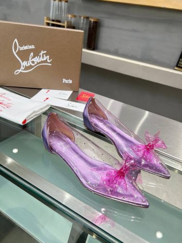 出厂 ChristianLouboutin 路铂廷 CL红底鞋 2054 春夏系列新品登场，创意大胆的鞋履设计尽显前卫态度，焕新都市造型。优雅时尚上面镶有银色搭